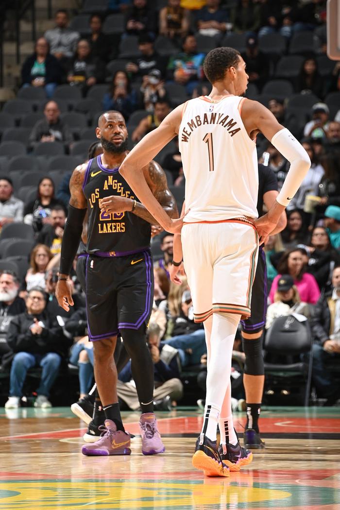  文班亚马两双马刺力克鹈鹕  