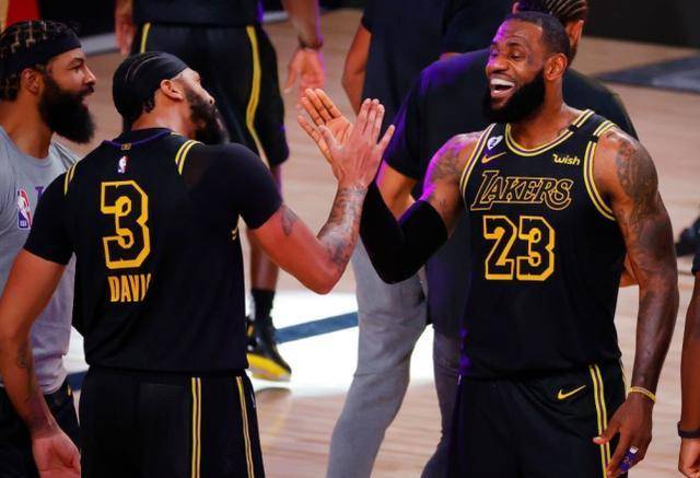  詹姆斯生涯总分破四万 湖人加时险胜雷霆  