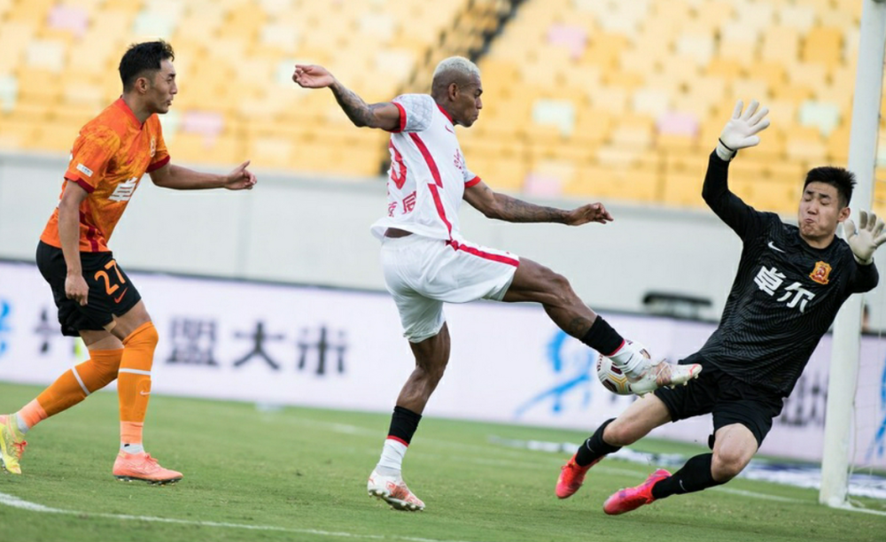  朗斯门将屡献神扑，零封对手创纪录  