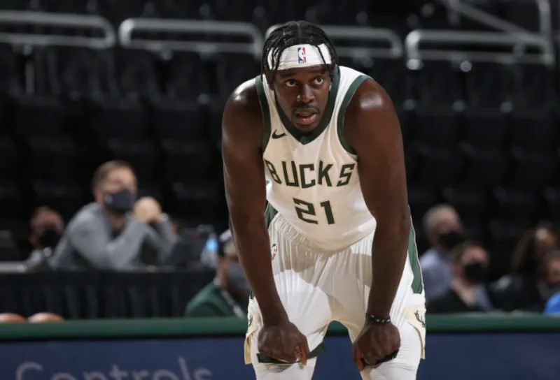  霍勒迪致命抢断雄鹿一分险胜篮网守住联盟第一